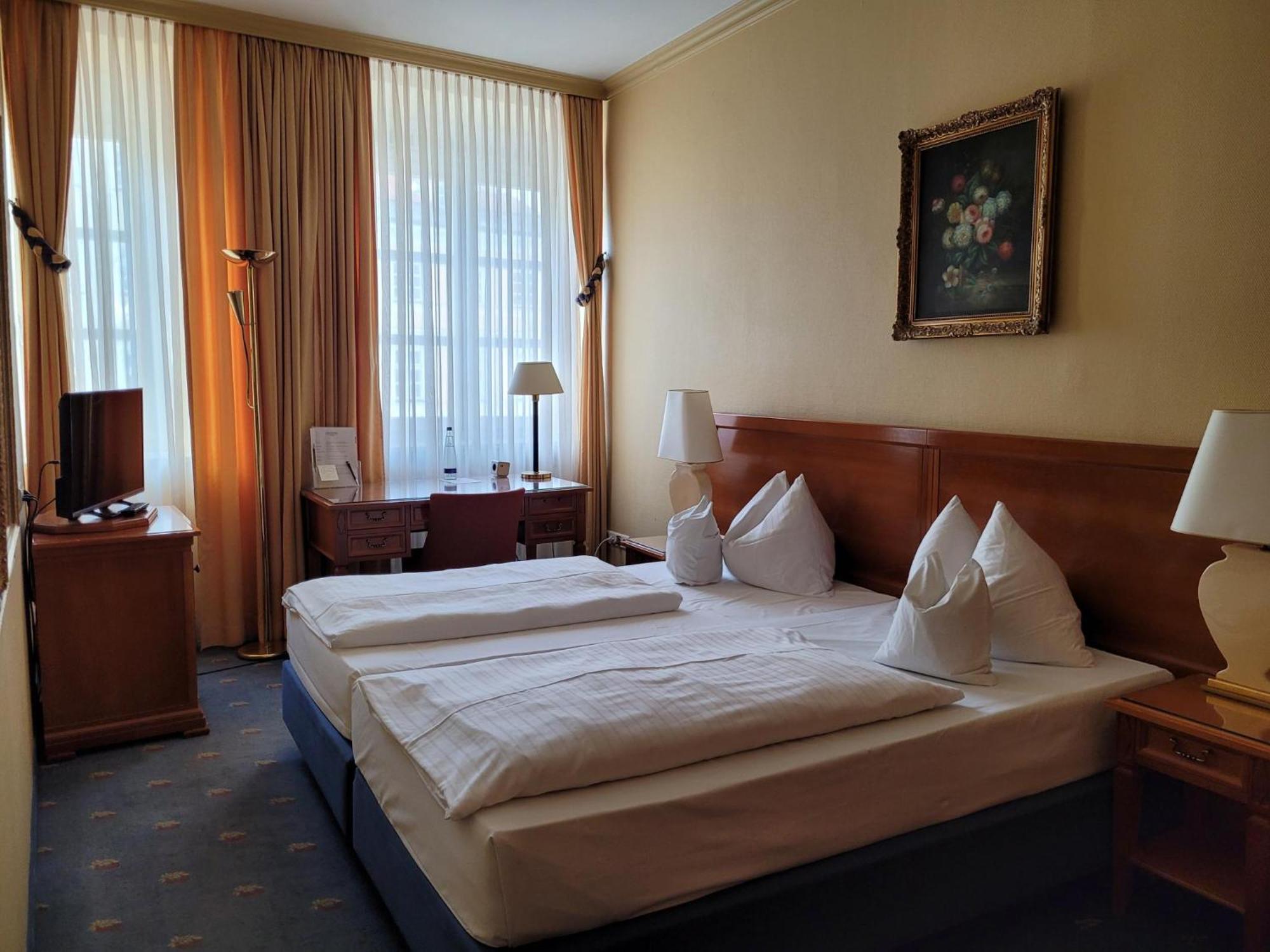 Hotel Goldene Sonne Landshut Exterior photo