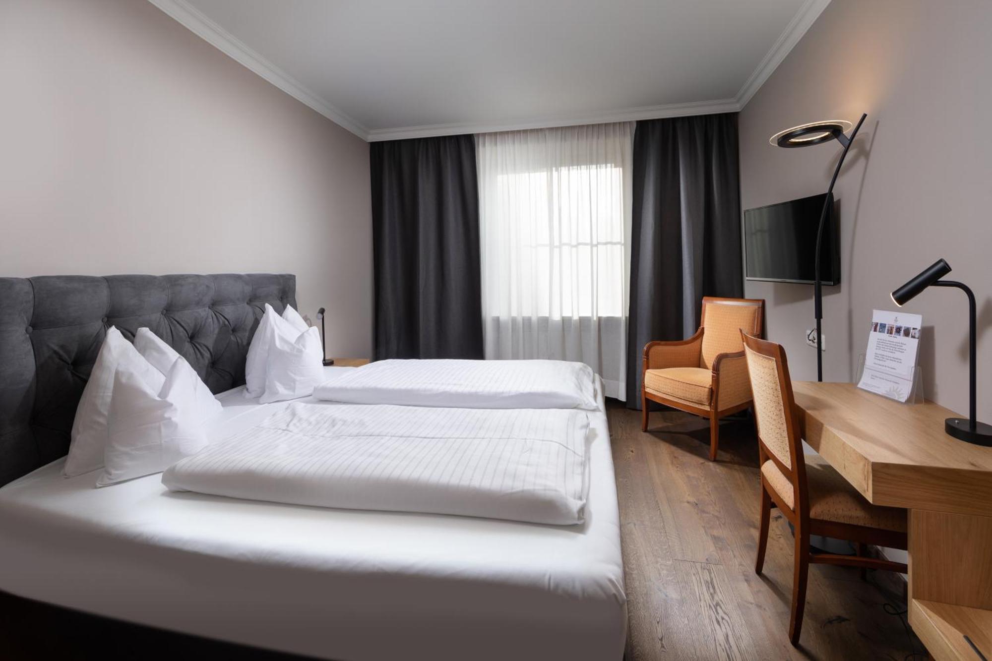 Hotel Goldene Sonne Landshut Exterior photo