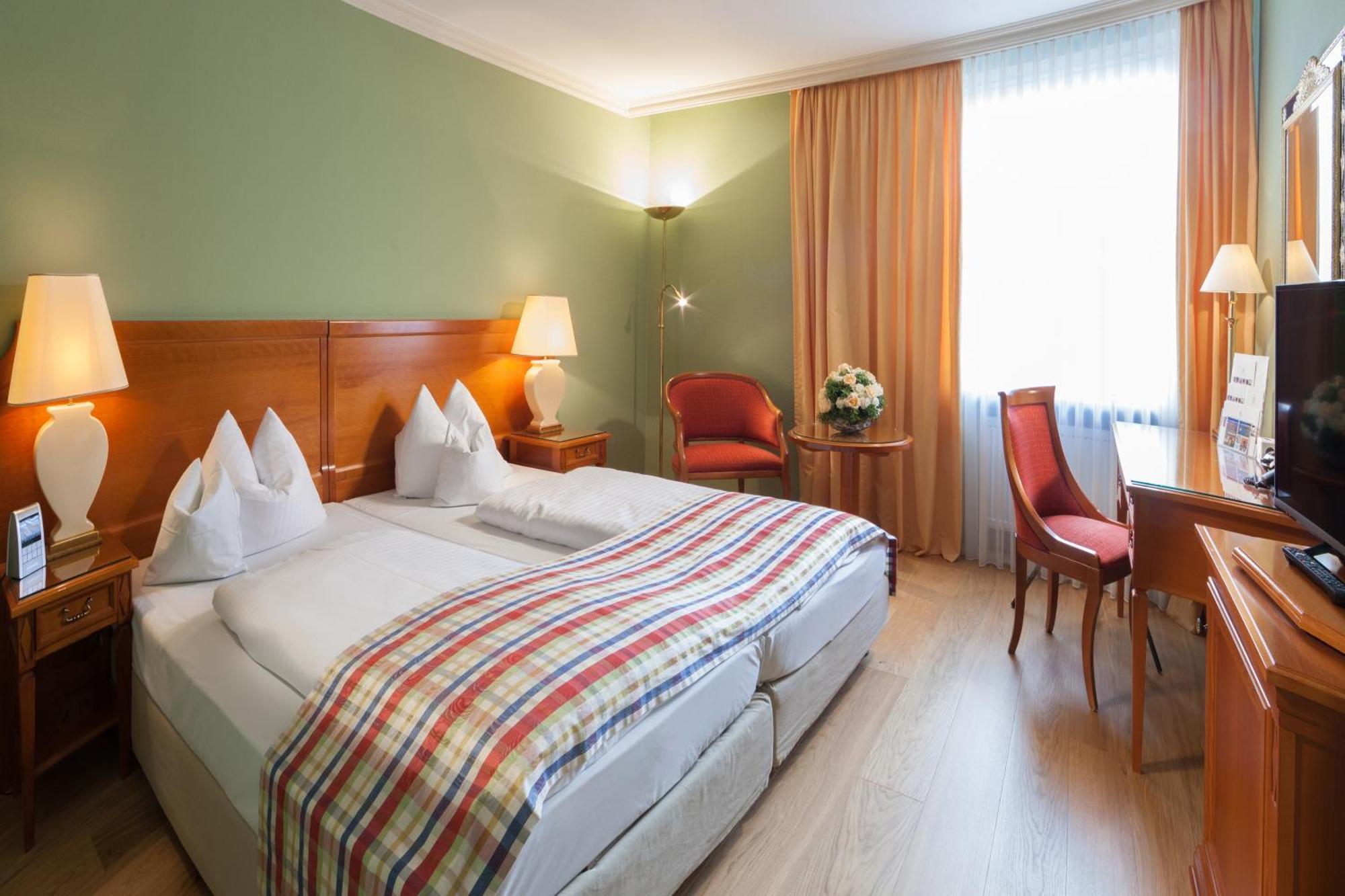 Hotel Goldene Sonne Landshut Exterior photo