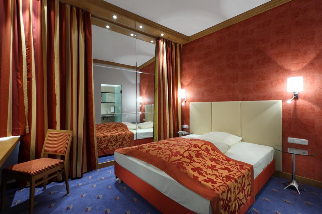 Hotel Goldene Sonne Landshut Exterior photo